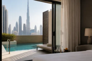 Professional header image for comparison analysis: Hotelkamer in Dubai met Zwembad: Wat Je Echt Krijgt voor ...